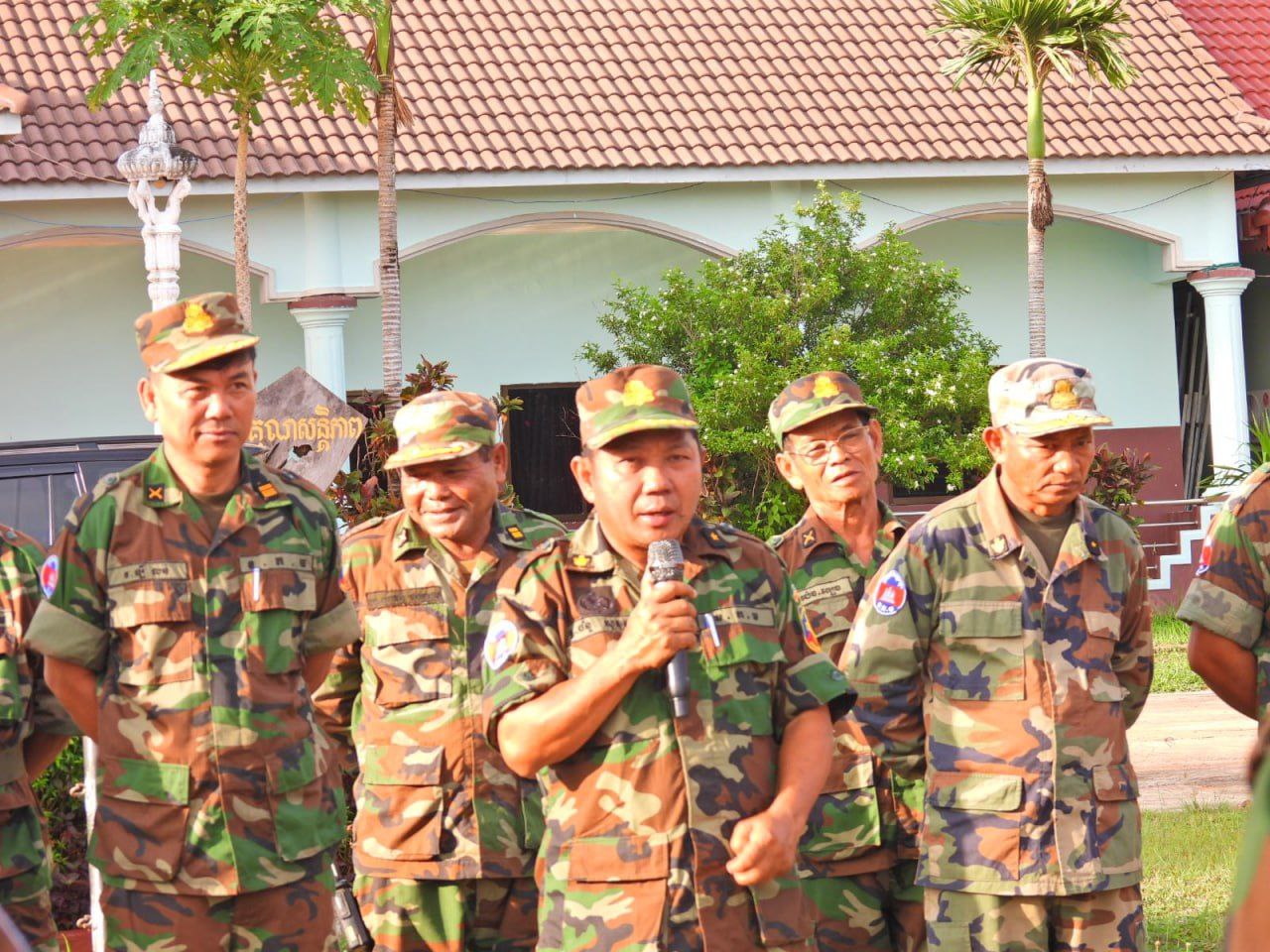 មេបញ្ជាការកងពលតូចអន្តរាគមន៍លេខ៨ និងត្រៀមអន្តរាគមន៍ និងផ្សព្វផ្សាយសភាពការណ៍ថ្មីៗជូនដល់ នាយ-ពលទាហាន