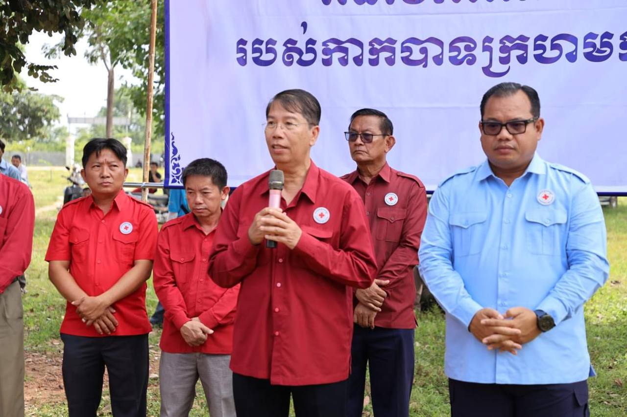 ប្រជាពលរដ្ឋរងគ្រោះដោយជំនន់ទឹកភ្លៀង ៣៤២គ្រួសារ នៅក្នុងឃុំចំនួន៦ ស្រុកថាឡាបរិវ៉ាត់ ទទួលអំណោយ កាកបាទក្រហមកម្ពុជា