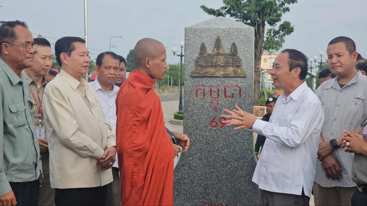 ព្រះធម្មវនវាសីបណ្ឌិត ចន្ទ មុនី បាននិមន្តទស្សនកិច្ចសិក្សាបង្គោលព្រំដែន និងសួរសុខទុក្ខប្រជាពលរដ្ឋ រស់នៅតាមបន្ទាត់ព្រំដែន នៅស្រុកស្នួល ខេត្តក្រចេះ