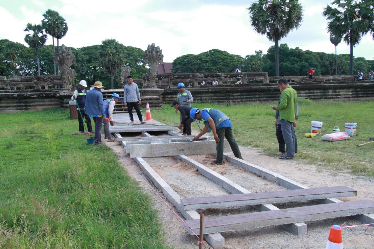 អាជ្ញាធរជាតិអប្សរារៀបចំកម្រាលផ្លូវដើរសម្រាប់ភ្ញៀវទស្សនាប្រាសាទ និងថតរូបនៅស្រះទឹកខាងមុខប្រាសាទអង្គរវត្ត
