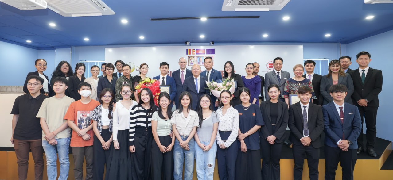 សិស្សខ្មែរ ២រូប ធ្វើឱ្យពិភពលោក កាន់តែស្គាល់កម្ពុជា នោះគឺ ការចូលរួមប្រលងទទួលបានចំណាត់ថ្នាក់លេខ១ ក្នុងចំណោមសិស្ស មកពី ១៨០ប្រទេស
