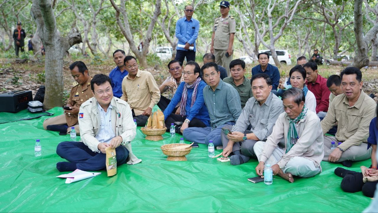 រដ្ឋមន្ដ្រីក្រសួងសិកម្ម អញ្ជើញជួបសំណេះសំណាល ជាមួយសមាជិកសហគមន៍​កសិកម្មទំនើបស្វាយចន្ទីទំរីង នៅស្រុកសណ្ដាន់ ខេត្តកំពង់ធំ