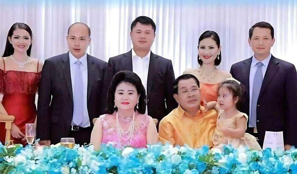 សម្ដេចតេជោ ហ៊ុន សែន បង្ហាញគ្រាប់ពេជ្រ ៥គ្រាប់ ដែលកែច្នៃដោយសម្ដេច និងភរិយា ផ្ទាល់ដៃ