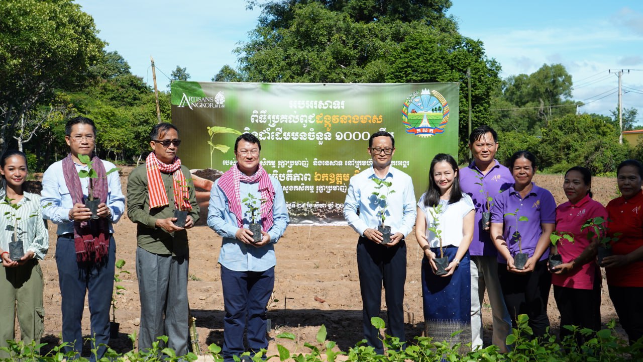 រដ្ឋមន្ដ្រីក្រសួងកសិកម្ម សាទរក្រុមហ៊ុនសិប្បករអង្គរ ក្នុងការស្ដារឡើងវិញនូវសិប្បកម្ម​តម្បាញសូត្ររបស់ខ្មែរ