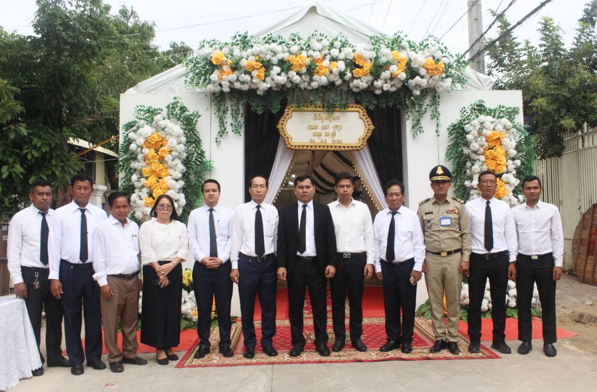 ឯកឧត្ដមអភិបាលរាជធានីភ្នំពេញចាត់តំណាងនាំយកលិខិតរំលែកទុក្ខនិងថវិកា១០លានរៀល,ទឹកសុទ្ធ១០០កេសជូនក្រុមគ្រួសារសពមន្ត្រីនគរបាលបុស្តិ៍នរដ្ឋបាលបឹងកេងកងទី២