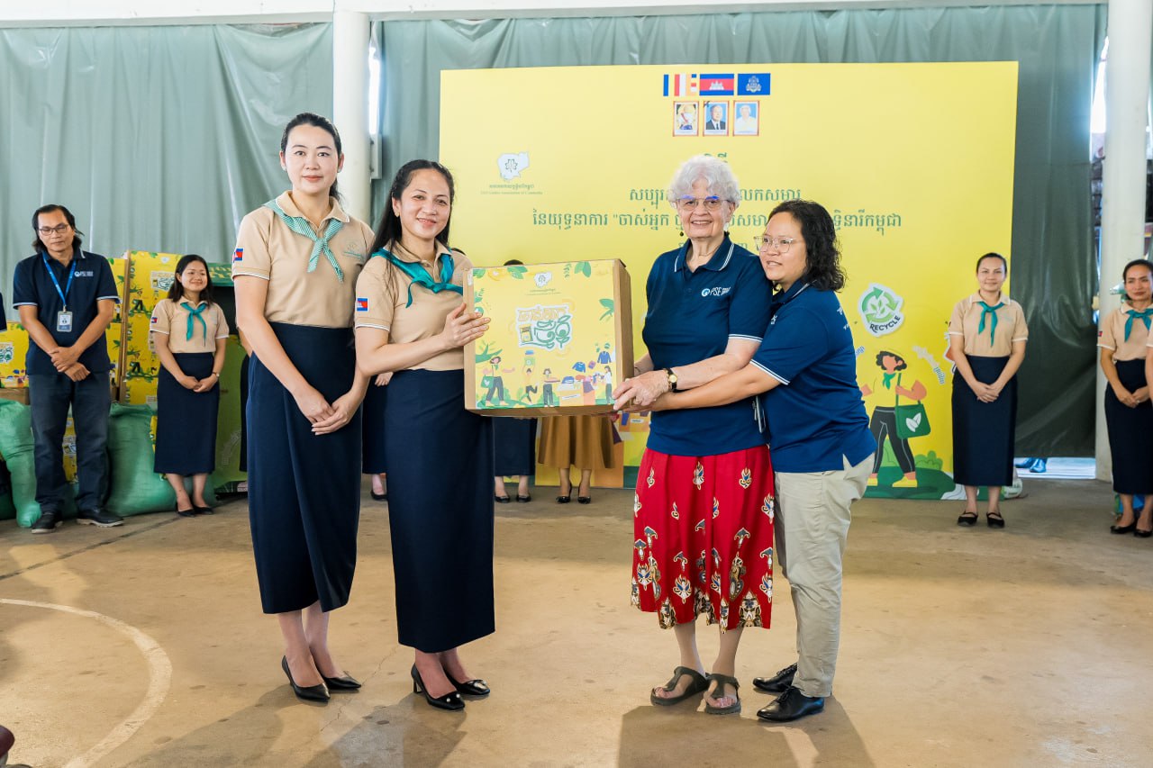 លោកជំទាវបណ្ឌិត ពេជ ចន្ទមុន្នី នាំយកសម្ភារនៃរយៈយុទ្ធនាការ «ចាស់អ្នក ថ្មីខ្ញុំ» ផ្ដល់ជូនអង្គការ PSE