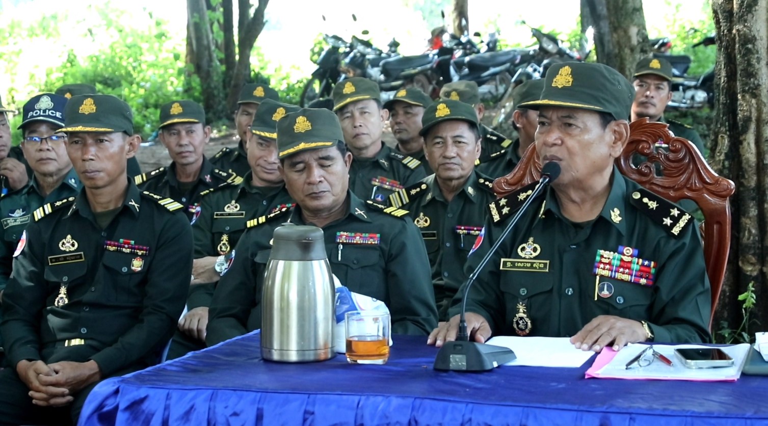 សម្តេចធិបតី ជូនកុំព្យូទ័រមួយកំប្លេរនិងសម្ភារៈការិយាល័យដល់ក្រុមប្រឹក្សាឃុំដងកាំបិត