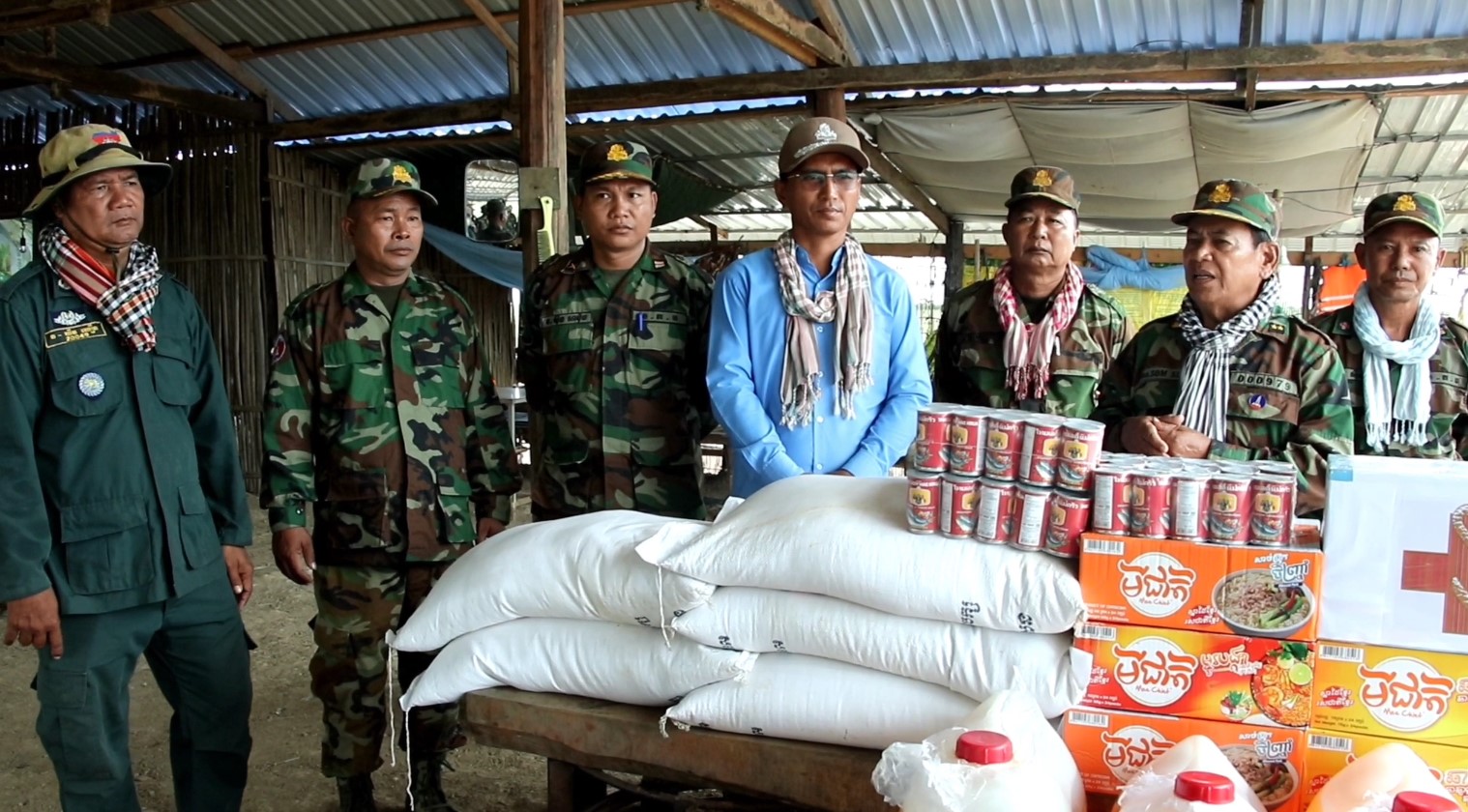 ជំនួយសម្ដេចធិបតី ហ៊ុន ម៉ាណែត ត្រូវបានឧត្តមសេនីយ៍ទោ សោម ស៊ុន ប្រគល់ជូនទីបញ្ជាការស្រាល បង្ក្រាបបទល្មើស​ធនធាន​ធម្មជាតិស្រុកកំពង់ស្វាយ