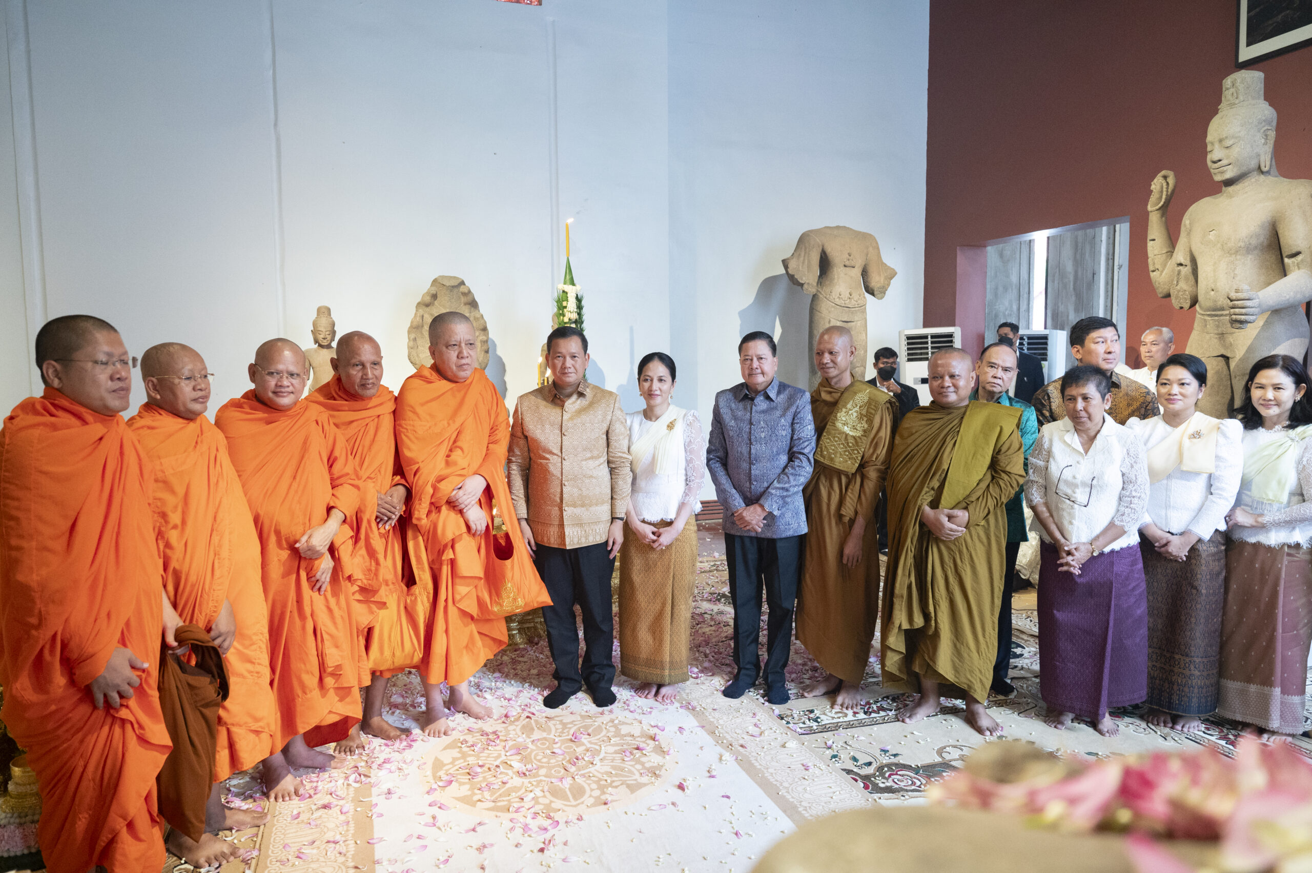 សម្តេចធិបតី ហ៊ុន ម៉ាណែត និងលោកជំទាវបណ្ឌិត អញ្ជើញអភិសេកព្រះបដិមា ដែលបានធ្វើមាតុភូមិនិវត្តន៍វិញ រក្សាទុកក្នុងសារមន្ទីរជាតិ