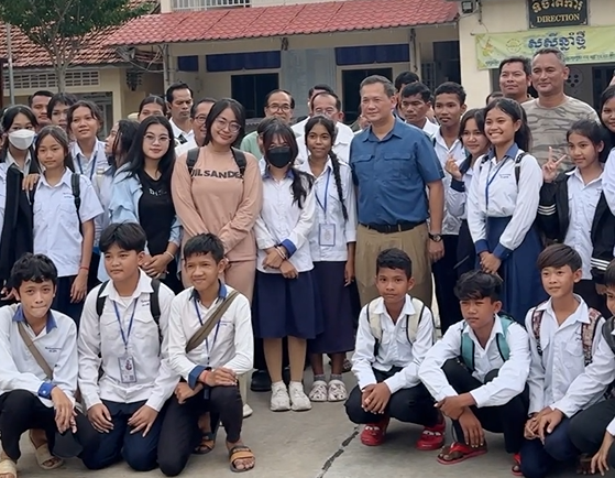 នាយករដ្ឋមន្ត្រី សម្រេចផ្ដល់អគារសិក្សា១ខ្នង កម្ពស់៣ជាន់ ស្មើនឹង ៣០បន្ទប់ ព្រមទាំងផ្តល់ជូនសម្ភារៈសិក្សាមួយចំនួនទៀត ដល់វិទ្យាល័យហ៊ុនសែនតាខ្មៅ