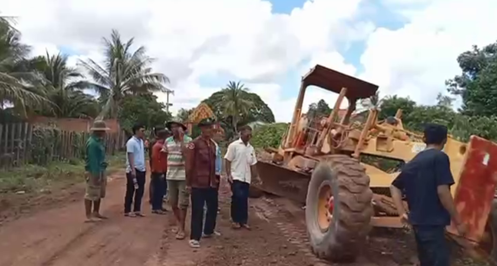 កាដូក្នុងឱកាសបុណ្យភ្ជុំបិណ្ឌ ផ្លូវក្រាលក្រួសក្រហមប្រវែង១០គីឡូម៉ែត្រនៅឃុំសាលាវិស័យត្រូវបានជួសជុល