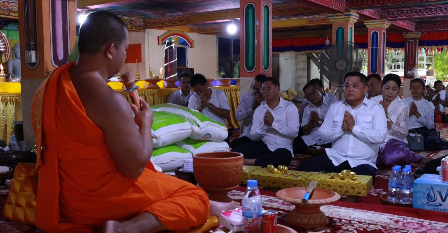 ស្នងការដ្ឋាននគរបាលខេត្តកំពង់ធំ ចូលរួមកាន់បិណ្ឌទី១៣ នៅវត្តមុន្នីរង្សី ហៅវត្តថ្មី