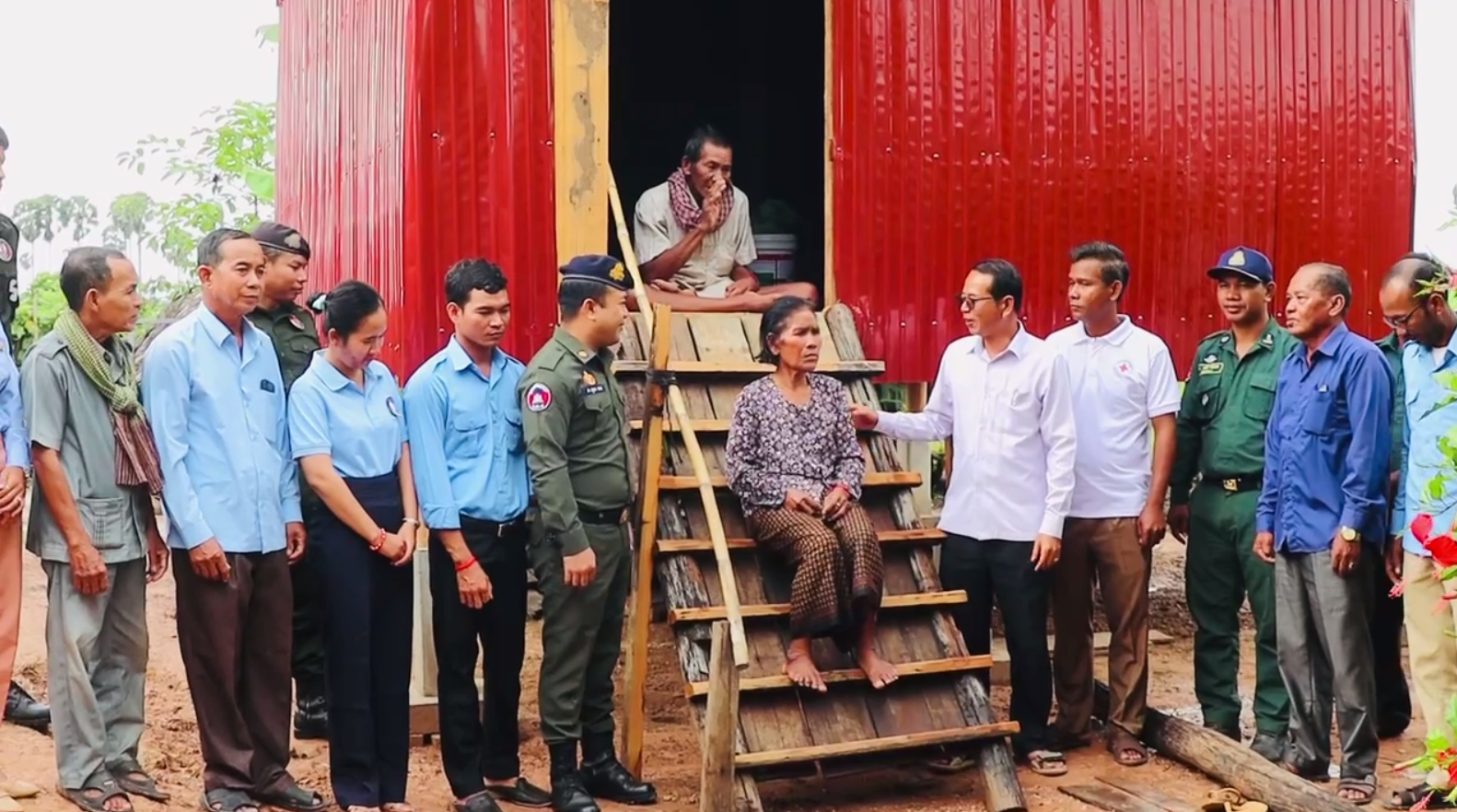 អភិបាលខេត្តកំពង់ធំ សង់ផ្ទះថ្មីមួយខ្នងជូនចាស់ជរានៅឃុំចំណាលើ