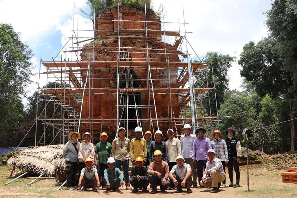 ក្រុមអ្នកជំនាញអាជ្ញាធរជាតិអប្សរា កំពុងជួសជុលប្រាសាទអូរផ្អុង នៅលើភ្នំគូលែន