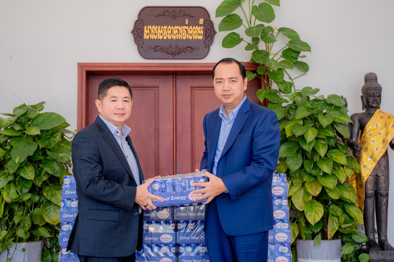 ក្រុមហ៊ុនភេសជ្ជៈបាកាស បានឧបត្ថម្ភភេសជ្ជៈបាកាសចំនួន ៥០០ កេស និងបន្ត​គាំទ្រ​រហូតបញ្ចប់ដំណើរទស្សនិច្ច ដែលគាំទ្រដោយរាជរដ្ឋាភិបាលកម្ពុជា ទៅកាន់បណ្តាខេត្ត​នៅទិសឦសានជូនប្រជាពលរដ្ឋ