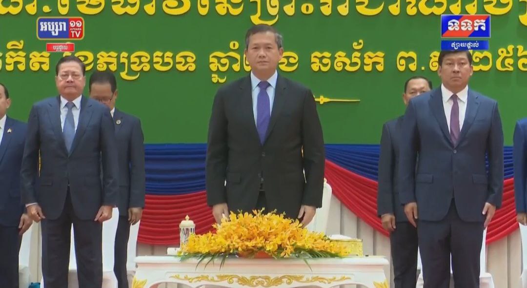 សម្តេចធិបតី ហ៊ុន ម៉ាណែត ប្រគល់សញ្ញា​បត្រគណៈ​មេធាវី​ នៅជ្រោយចង្វារ