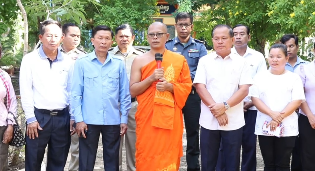 អភិបាលស្រុកតាំងគោក និងព្រះគ្រូចៅអធិការវត្តគុហនគរនាំយក​អំណោយទៅចែកជូនជនចាស់ជរា៥៥គ្រួសារ 