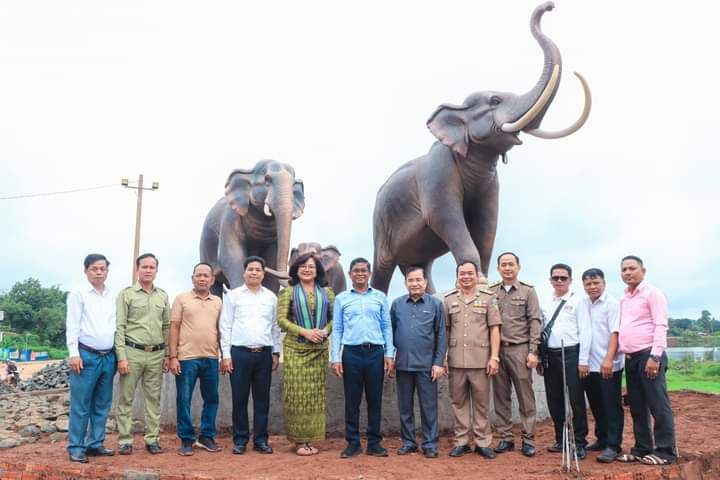 រូបសំណាកគ្រួសារដំរីនៅរមណីយដ្ឋានបឹងកន្សែង ជានិមិត្តរូបនៃ​ការស្វាគមន៍​ទេសចរជិតឆ្ងាយ