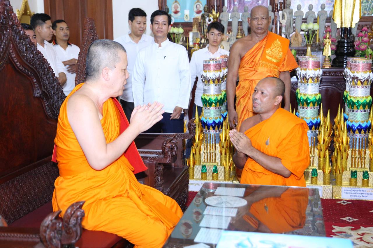 ព្រះរតនសោភ័ណ ម៉ន បឿន នាំយកអង្ករ ១តោន និងបច្ច័យមួយ​ចំនួនប្រគេនសម្តេច​ព្រះពោធិវ័ង្សកិត្តិបណ្ឌិត អំ លីមហេង សម្តេចព្រះសង្ឃនាយកស្តីទី ដើម្បីឧបត្ថម្ភព្រះ​សង្ឃ​សិក្សារៀនសូត្រ