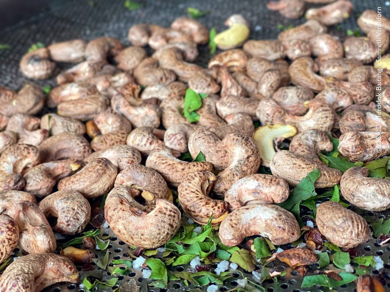 កម្ពុជា ជាប់ចំណាត់ថ្នាក់លេខ២ ជាប្រទេសនាំចេញស្វាយចន្ទីច្រើនជាងគេ ខណៈ ៧ខែដើមឆ្នាំ២០២៤នេះ កម្ពុជាផលិតគ្រាប់ស្វាយចន្ទីឆៅបានជាង ៨៣ម៉ឺនតោន