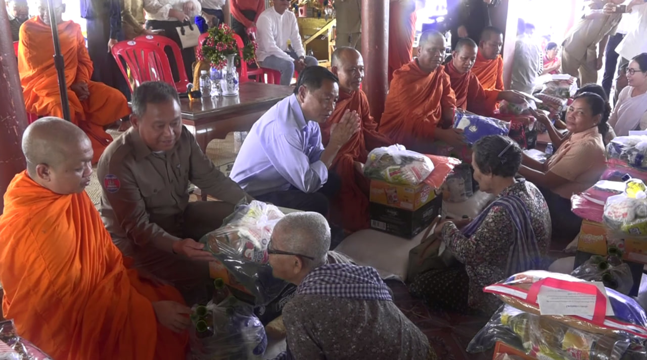 តំណាងរាស្រ្តមណ្ឌលសៀមរាប និងព្រះសង្ឃផ្តល់អំណោយជូនប្រជាជនខ្វះខាត១៦០គ្រួសារ