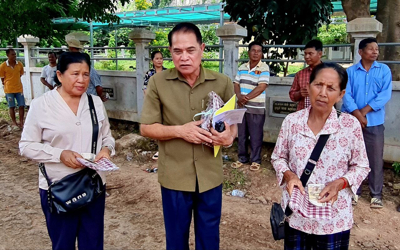 គណៈប្រតិភូអន្តរក្រសួង ចុះប្រគល់-ទទួលផ្លូវក្រួសក្រហម ថែទាំ​ចំនួន៨ខ្សែប្រវែងជាង១១៤គីឡូម៉ែត្រ