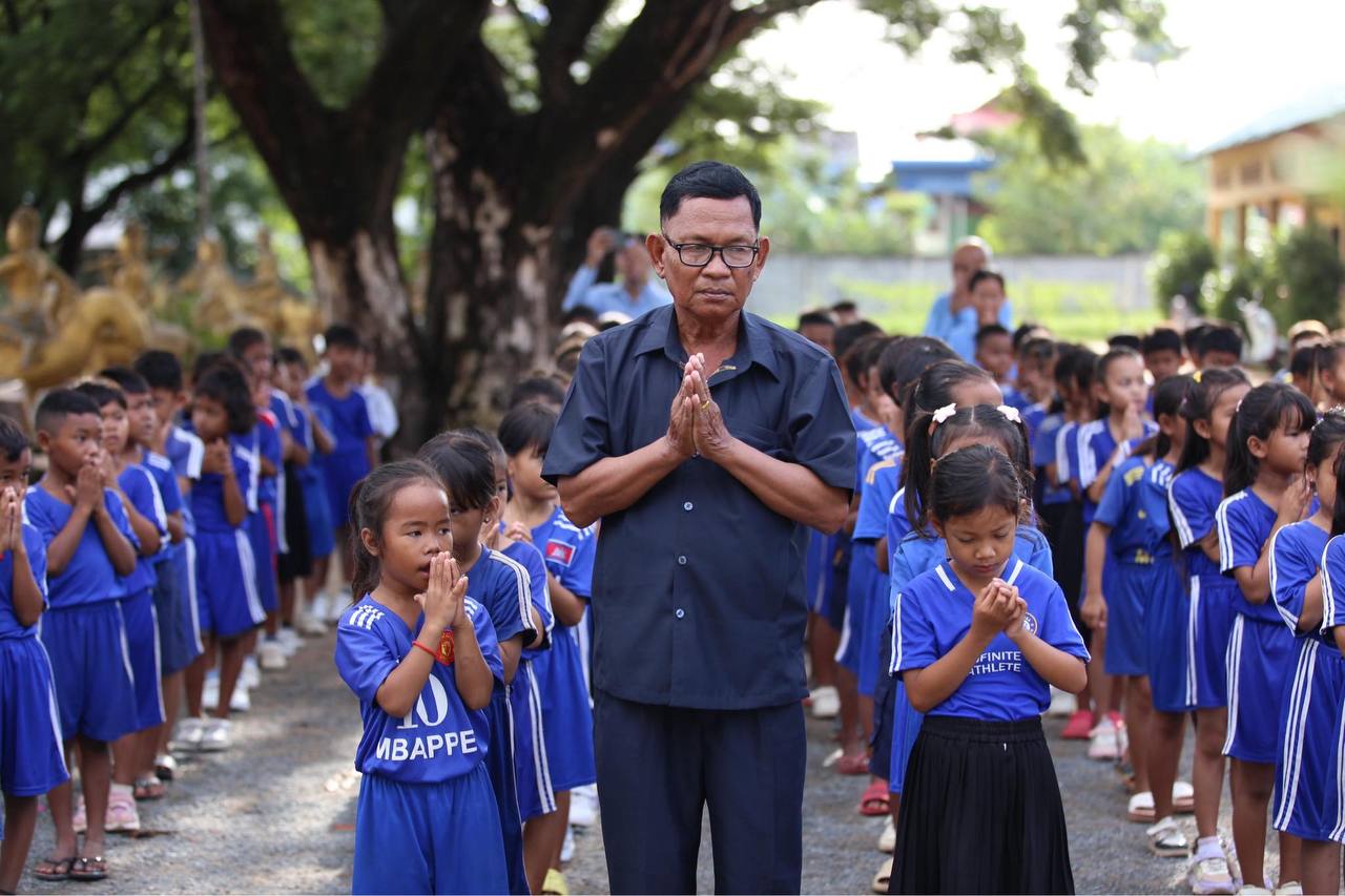 សិស្សានុសិស្សជិត ១ពាន់នាក់ នៅសាលាបឋមសិក្សាព្រៃផ្តៅ ទទួលបានការអប់រំ សីលធម៌ រយៈពេលខ្លី ពីសំណាក់ព្រះវិន័យធរគណខេត្តកំពង់ស្ពឺ