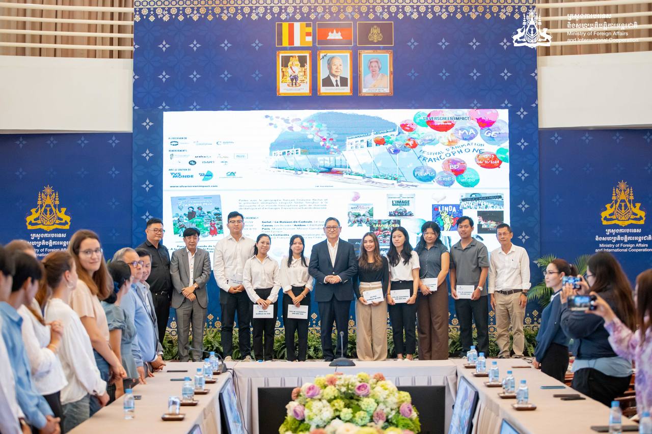 រដ្ឋមន្ត្រីការបរទេស លើកទឹកចិត្តអ្នកឈ្នះការប្រកួតសំណេរភាសាបារាំង៨រូប