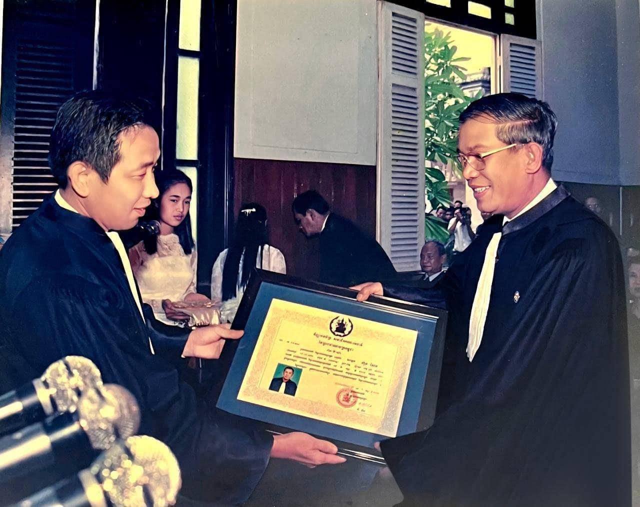 សម្ដេចតេជោ ហ៊ុន សែន រំលឹកខួប ២០ឆ្នាំ បន្ទាប់ពីត្រូវបានបញ្ចូលជាសមាជិកគណ:មេធាវី