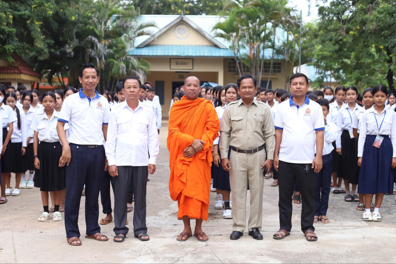 សិស្សានុសិស្សវិទ្យាល័យឌីប៉ុក ស្រុកសំរោងទង ជាង ១ពាន់នាក់ ទទួលបានការអប់រំ​ចរិយាធម៌​ខ្លីពី ព្រះរតនសោភ័ណ ម៉ន បឿន