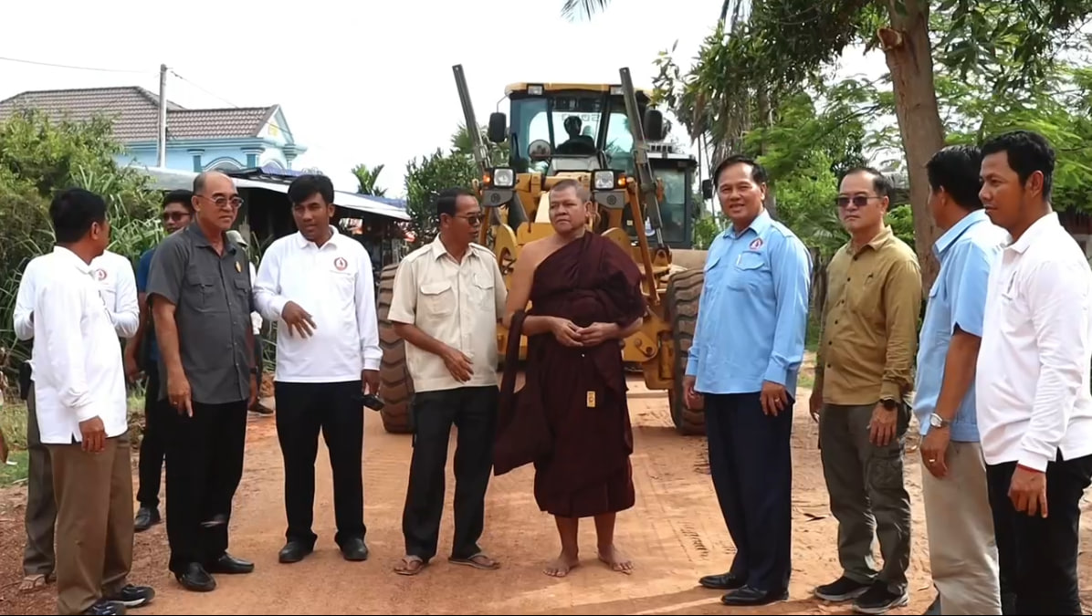 ក្រុមការងារឃុំទ្រា ជួយជួសជុលផ្លូវលំប្រវែង ៥គីឡូម៉ែត្រនៅ​ក្នុងភូមិទំពេច
