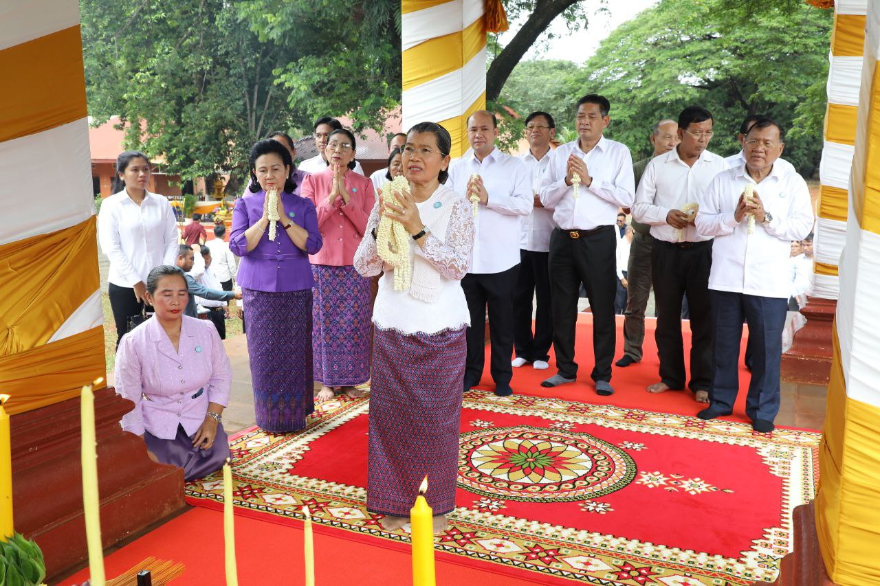 សម្តេច ម៉ែន សំអន បានអញ្ជើញបង្សុកូល ឧទ្ទិសកុសលជូនដល់វិញ្ញាណក្ខន្ធ​យុទ្ធមិត្ត វិរជន​ស្នេហា​ជាតិ ដែលបានបាត់បង់ជីវិតក្នុងបុព្វហេតុជាតិមាតុភូមិ និងសំណេះសំ​ណាល​ជាមួយប្រជាពលរដ្ឋនៅវិមានអនុស្សាវរីយ៍ ២ធ្នូ