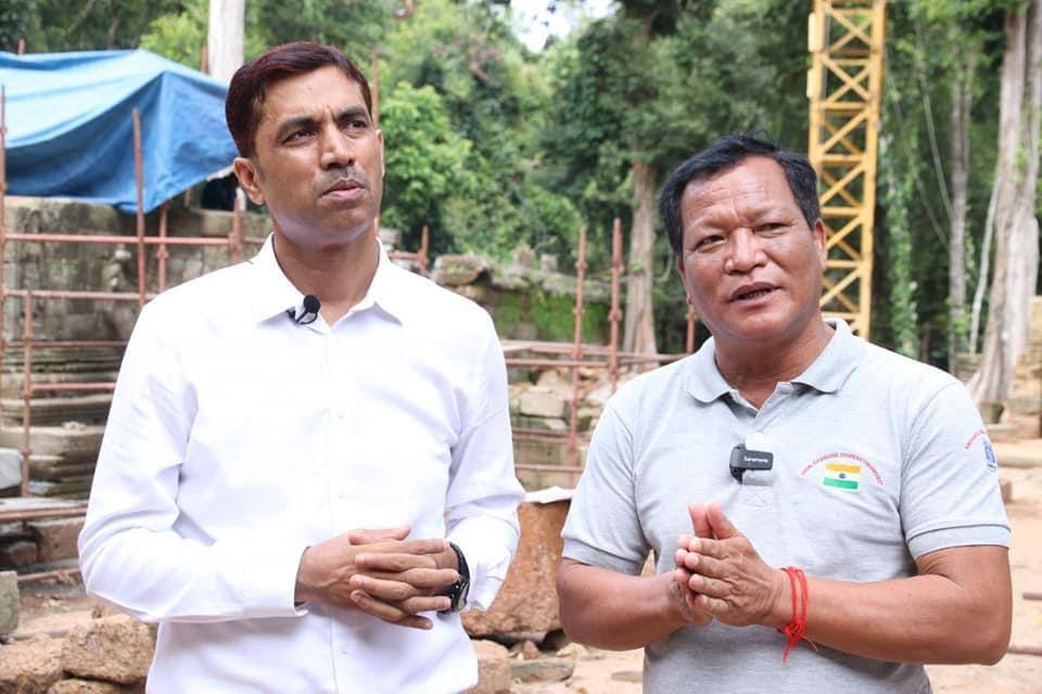 អ្នកជំនាញកំពុងជួសជុលខ្លោងទ្វារខាងត្បូងនៃប្រាសាទតាព្រហ្មឡើងវិញ