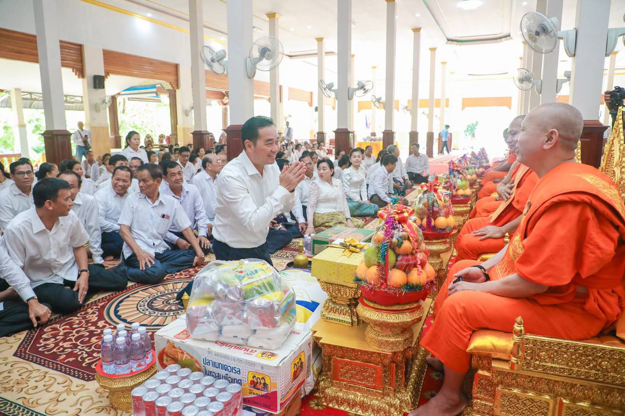 អភិបាលខេត្តកំពង់ចាម ដឹកនាំមន្ត្រីរាជការ កាន់បិណ្ឌវេនទី២ នៅវត្ត​ជ័យគីរី និងវត្តសន្ធររង្សី​