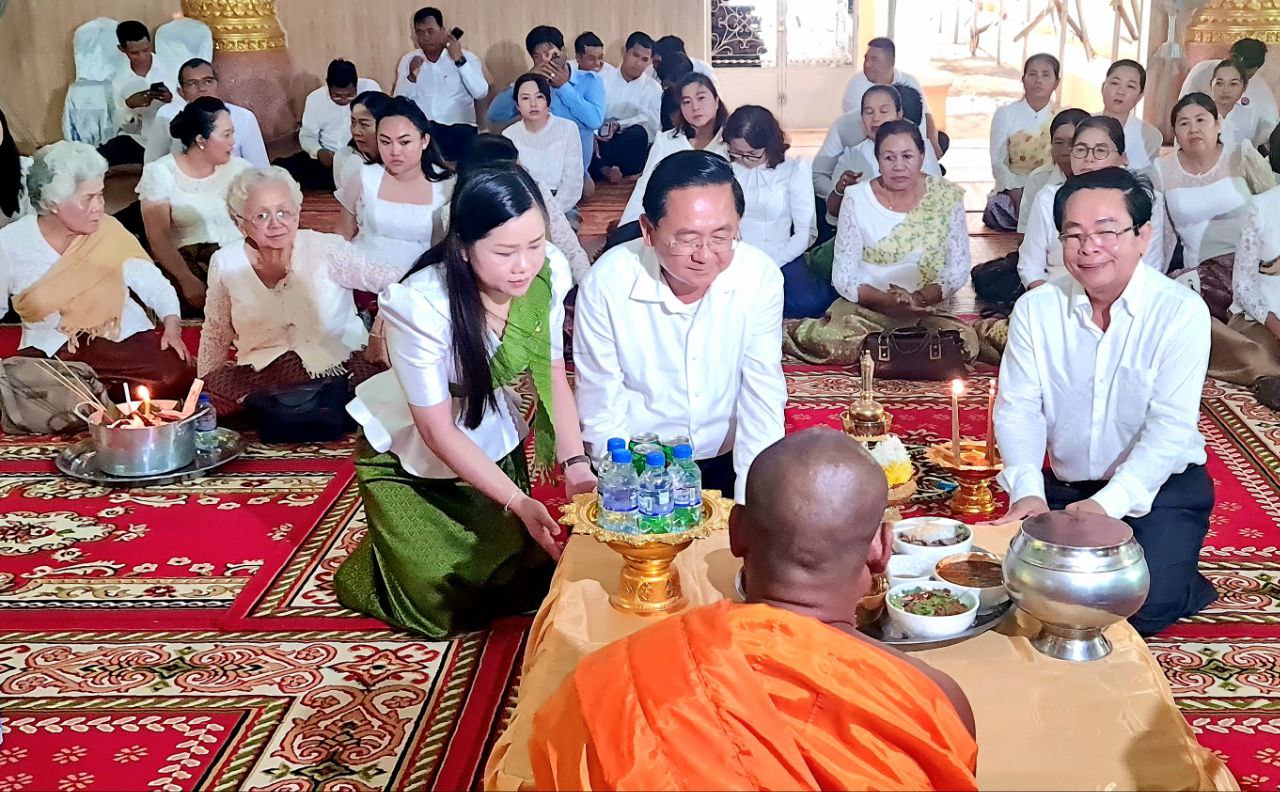 រដ្ឋបាលខេត្តបាត់ដំបងចូលរួមពិធីកាន់បិណ្ឌ នៅវត្តពោធិវាល
