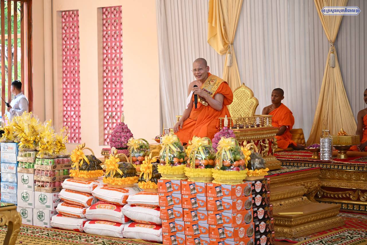 ថ្នាក់ដឹកនាំក្រសួង មន្ត្រីរាជការ ក្រសួងសុខាភិបាល ចូលរួមកាន់បិណ្ឌវេនទី២ នៅវត្តសុវណ្ណមុនីសាគរ សំរោងអណ្តែត