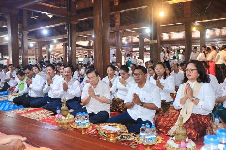 រដ្ឋបាលខេត្តរតនគិរីអញ្ជើញកាន់បិណ្ឌនៅវត្តឦសាន្តរតនារាម ហៅវត្ត​ភ្នំស្វាយ