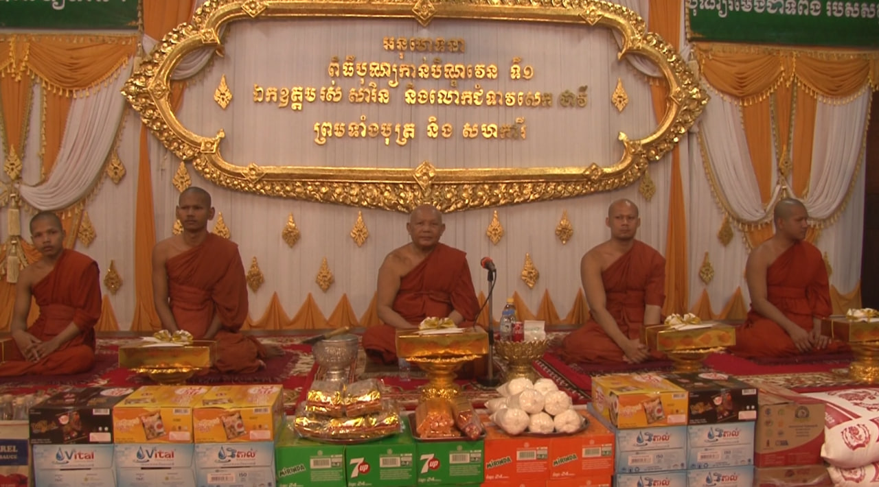 រដ្ឋបាលខេត្តសៀមរាបចូលរួមពិធីបុណ្យកាន់បិណ្ឌនៅវត្តព្រះព្រហ្មរ័ត្ន និងវត្តកេសរារាម