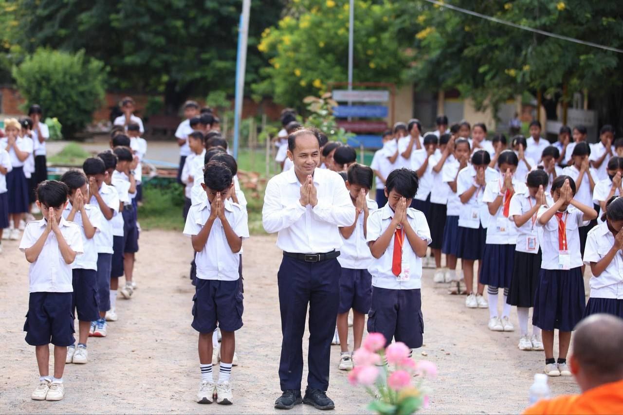 សិស្សានុសិស្សសាលាបឋមសិក្សាចំបក់ ជិត ១ពាន់នាក់ ទទួលបានការអប់រំសីលធម៌​បែបព្រះពុទ្ធសាសនា ពីសំណាក់ព្រះវិន័យធរគណខេត្តកំពង់ស្ពឺ