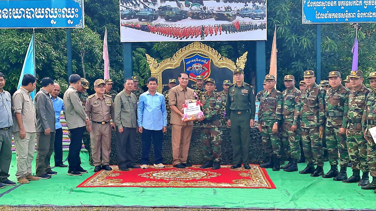 ក្នុងឱកាសបុណ្យភ្ជុំបិណ្ឌមន្រ្តីក្រសួងនិងមន្ទីរអភិវឌ្ឍន៍ជនបទបីខេត្ត អញ្ជើញសួរសុខទុក្ខអង្គភាពសម្ព័ន្ធមេត្រី