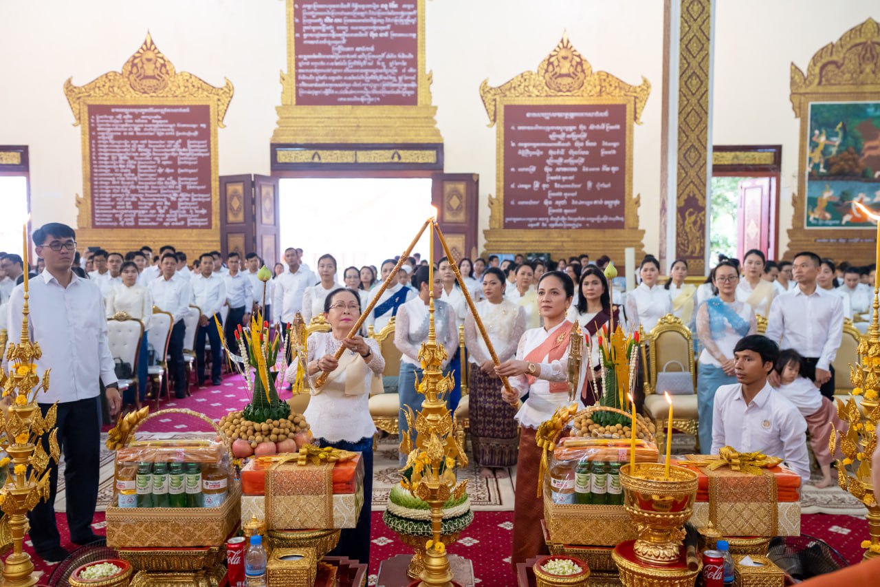 លោកជំទាវបណ្ឌិត ពេជ ចន្ទមុន្នី ហ៊ុន ម៉ាណែត អញ្ជើញក្នុងពិធីសូត្រមន្ត កាន់បិណ្ឌវេនទី៤ នៅវត្តបទុមវតី