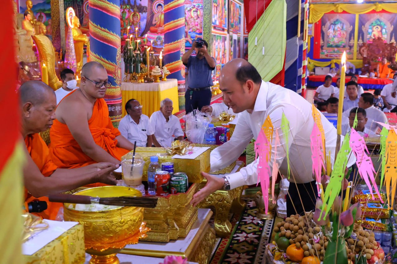 ថ្នាក់ដឹកនាំ និងមន្ត្រីរាជការនៃក្រសួងមុខងារសាធារណៈ អញ្ជើញចូលរួមពិធីកាន់​បិណ្ឌ​វេនទី៣ រួមគ្នា នៅវត្តអង្គសេរីសោភា ហៅវត្តអង្គតាម៉ិញ