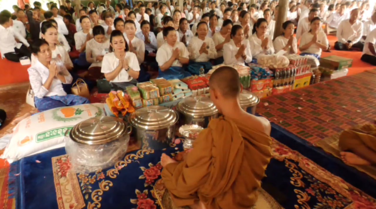លោកកជំទាវហ៊ុន ចាន់ធី ម៉ៅធនិន កាន់បិណ្ឌ៣ និងនាំបច្ច័យជាង​មួយម៉ឺនដុល្លាជួយកសាងព្រះវិហារវត្តភ្នំតាក្រោកសត្ថារាម