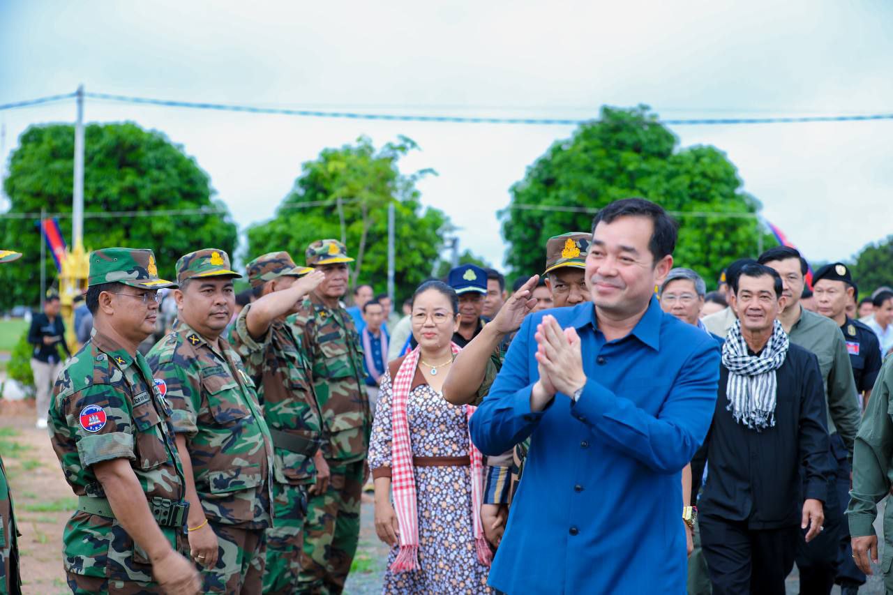 អភិបាលខេត្តកំពង់ចាមសួរសុខទុក្ខកងទ័ពនៃកងពលតូចអន្តរាគមន៍លេខ៦ និងសម្ពោធអគារមន្ទីរពេទ្យមួយខ្នង