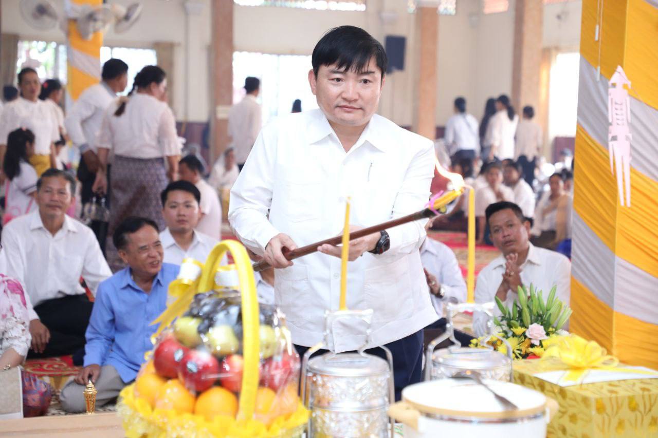 ឯកឧត្តម ហេង សួរ ចូលរួមពិធីបុណ្យកាន់បិណ្ឌទី៥ នៅវត្តជម្ពូវ័ន ក្នុងខណ្ឌពោធិ៍សែនជ័យ រាជធានីភ្នំពេញ