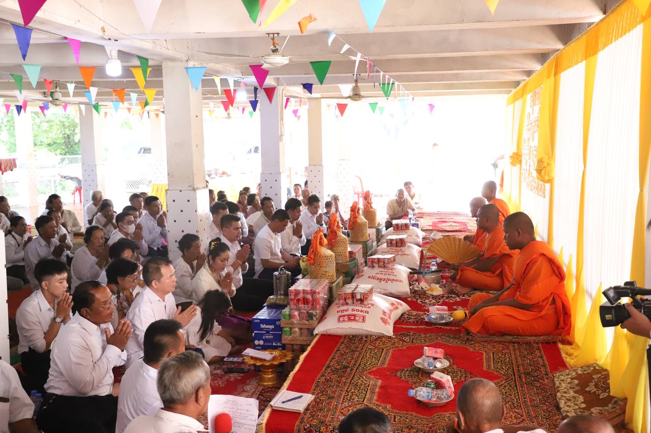 ប្រធានក្រុមការងារចុះមូលដ្ឋានឃុំទឹកថ្លា និងសហការរី ព្រមទាំងពុទ្ធបរិស័ទ អញ្ជើញ ប្រគេនចង្ហាន់ និងទេយ្យវត្ថុ ដល់ព្រះសង្ឃ ក្នុងវេនកាន់បិណ្ឌទី៤ ចំនូន ៤វត្ត ក្នុង ឃុំទឹកថ្លា ស្រុកស្វាយអន្ទរ ខេត្តព្រៃវែង