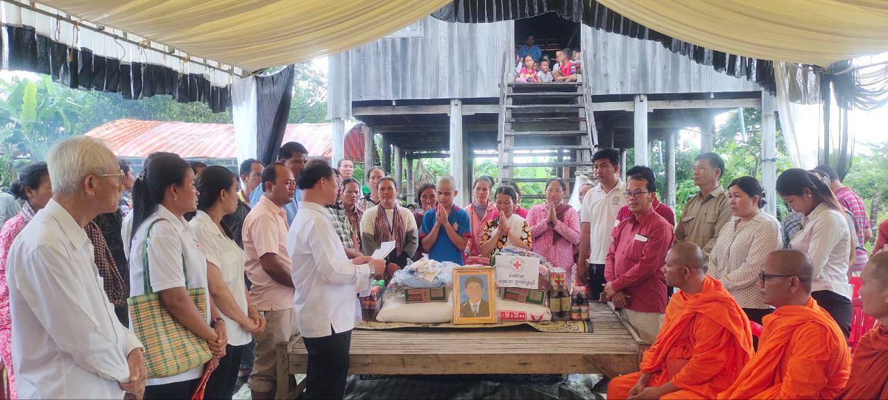 រដ្ឋមន្ត្រីក្រសួងព័ត៌មាន ផ្ញើសារចូលរួមរំលែកទុក្ខ និងអភិបាលស្រុកចិត្របុរី បាននាំយកអំណោយសាខាកាកបាទក្រហម ឧបត្ថម្ភដល់ក្រុមគ្រួសារសព ៣រូប ដែលលិចទូកនៅកណ្តាលបឹងរាំង