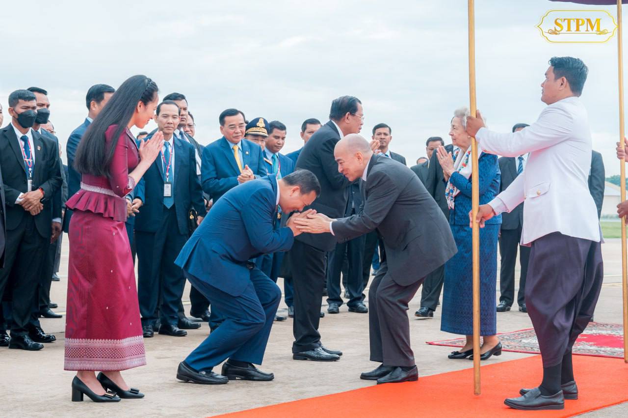 ព្រះមហាក្សត្រ និងហ្លួងម៉ែ ស្តេចយាងពីប្រទេសចិន មកដល់មាតុភូមិកម្ពុជាវិញ ក្រោយពីបញ្ចប់ការពិនិត្យ ព្រះរាជសុខភាព
