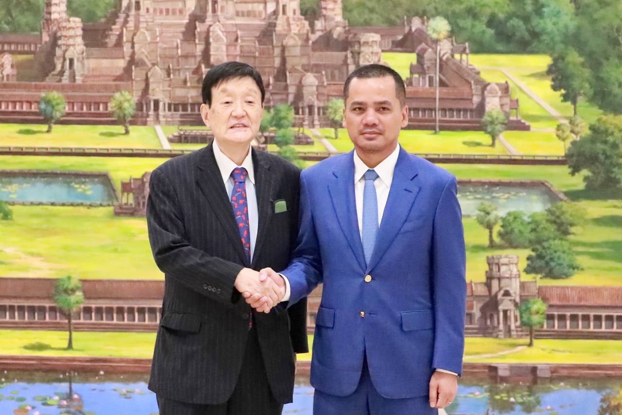 ឯកឧត្តមអភិសន្តិបណ្ឌិត និងអតីតប្រធានសភាជប៉ុន បង្ហាញការពេញចិត្តចំពោះផ្លែផ្កា នៃទំនាក់ទំនងប្រទេសទាំងពីរ