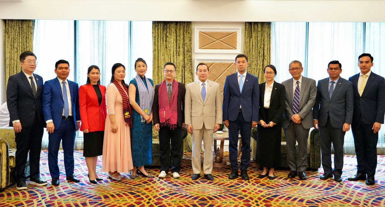 ឯកឧត្តមរដ្ឋមន្ត្រី ហួត ហាក់ ទទួលជួបពិភាក្សាការងារជាមួយ ស្ថានតំណាងទេសចរណ៍កម្ពុជាប្រចាំទីក្រុងហៃណាន